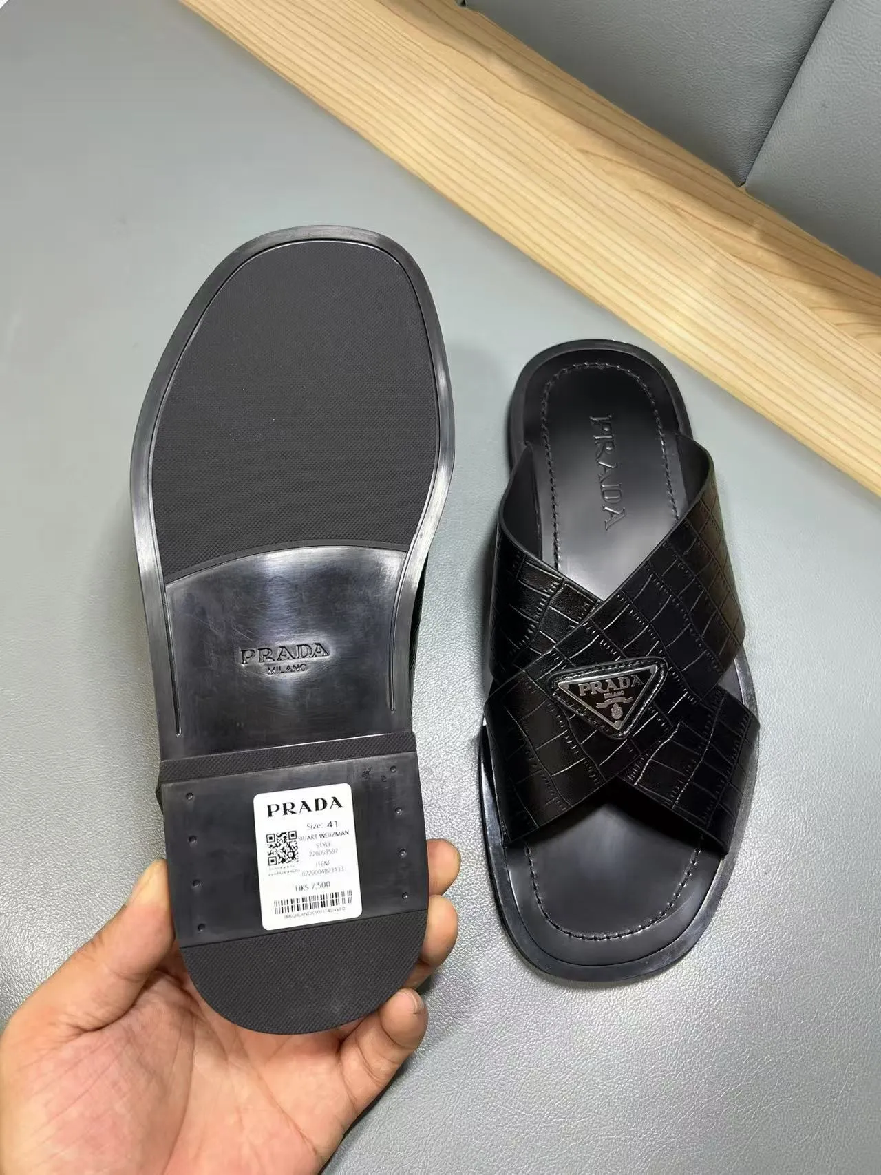 340💰PRADA Prada’s latest slippers are synchronized with the official website. This slipper is made of the brand’s unique and iconic Saffiano leather. The brand logo jumps out from the double straps, and the brand style is clearly visible. Cowhide gives men elegant charm and functional design, making it an ideal choice for vacation and leisure. Size:38-45